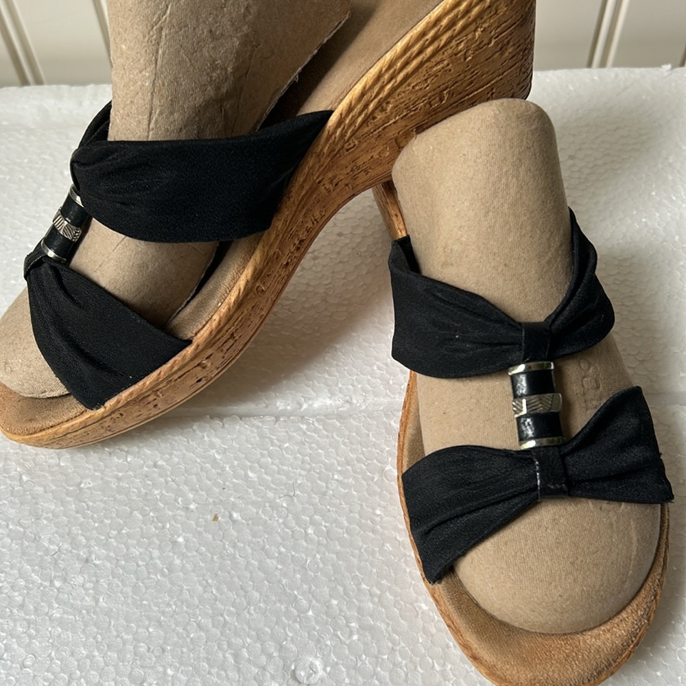 Italian Shoemaker women bejewel Cork Wedge 2.5” Heel suede insole size 8 black